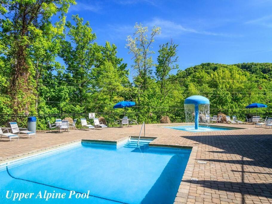 Luxury Cabin-amazing Location-arcade-firepit-pool Holiday home