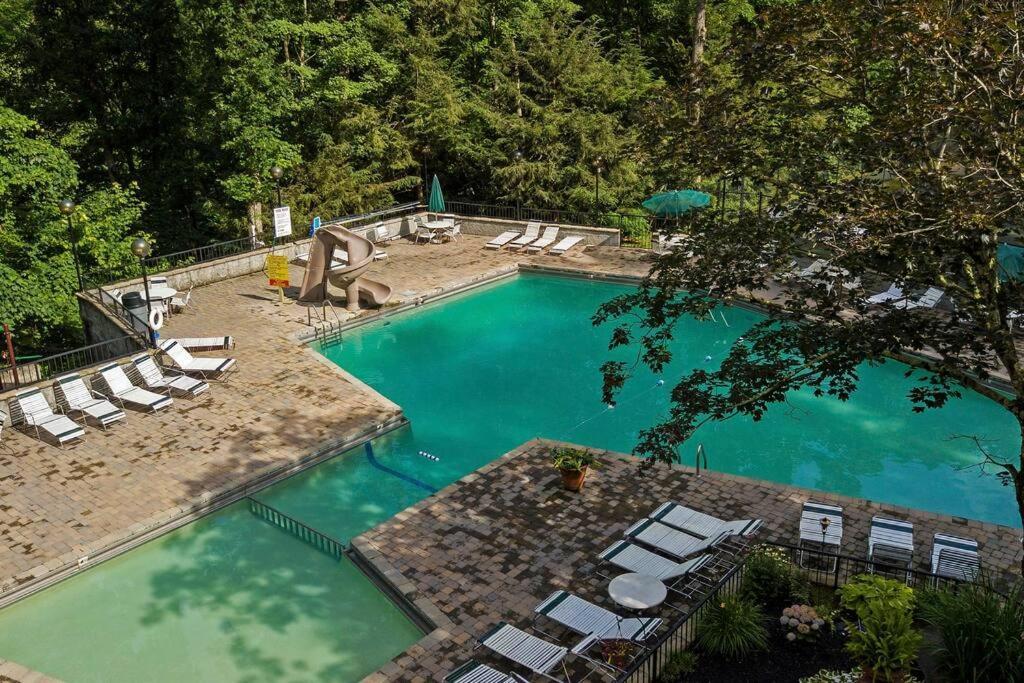 Luxury Cabin-amazing Location-arcade-firepit-pool *