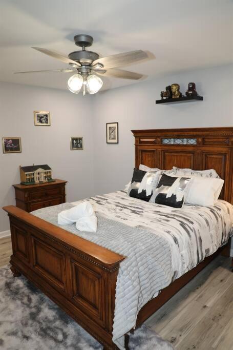 3 Pools, Pool Table, Hot Tub, Arcade! *