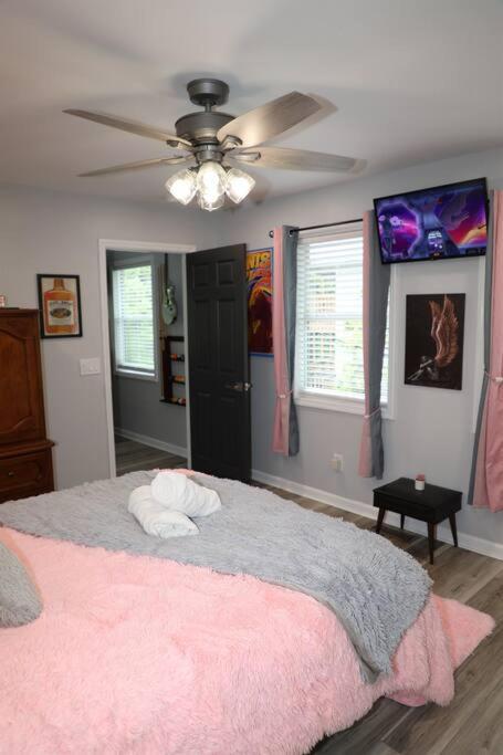 3 Pools, Pool Table, Hot Tub, Arcade! Holiday home