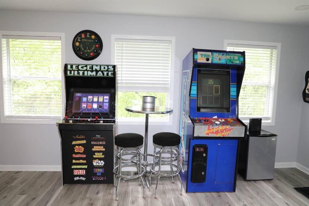 3 Pools, Pool Table, Hot Tub, Arcade! Holiday home *