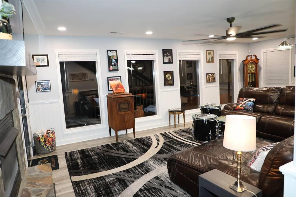 3 Pools, Pool Table, Hot Tub, Arcade! *