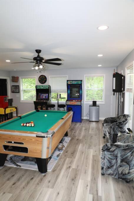 Holiday home 3 Pools, Pool Table, Hot Tub, Arcade! Gatlinburg