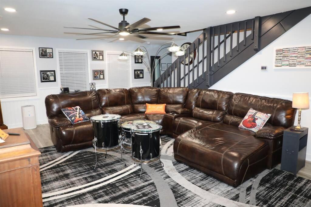3 Pools, Pool Table, Hot Tub, Arcade!