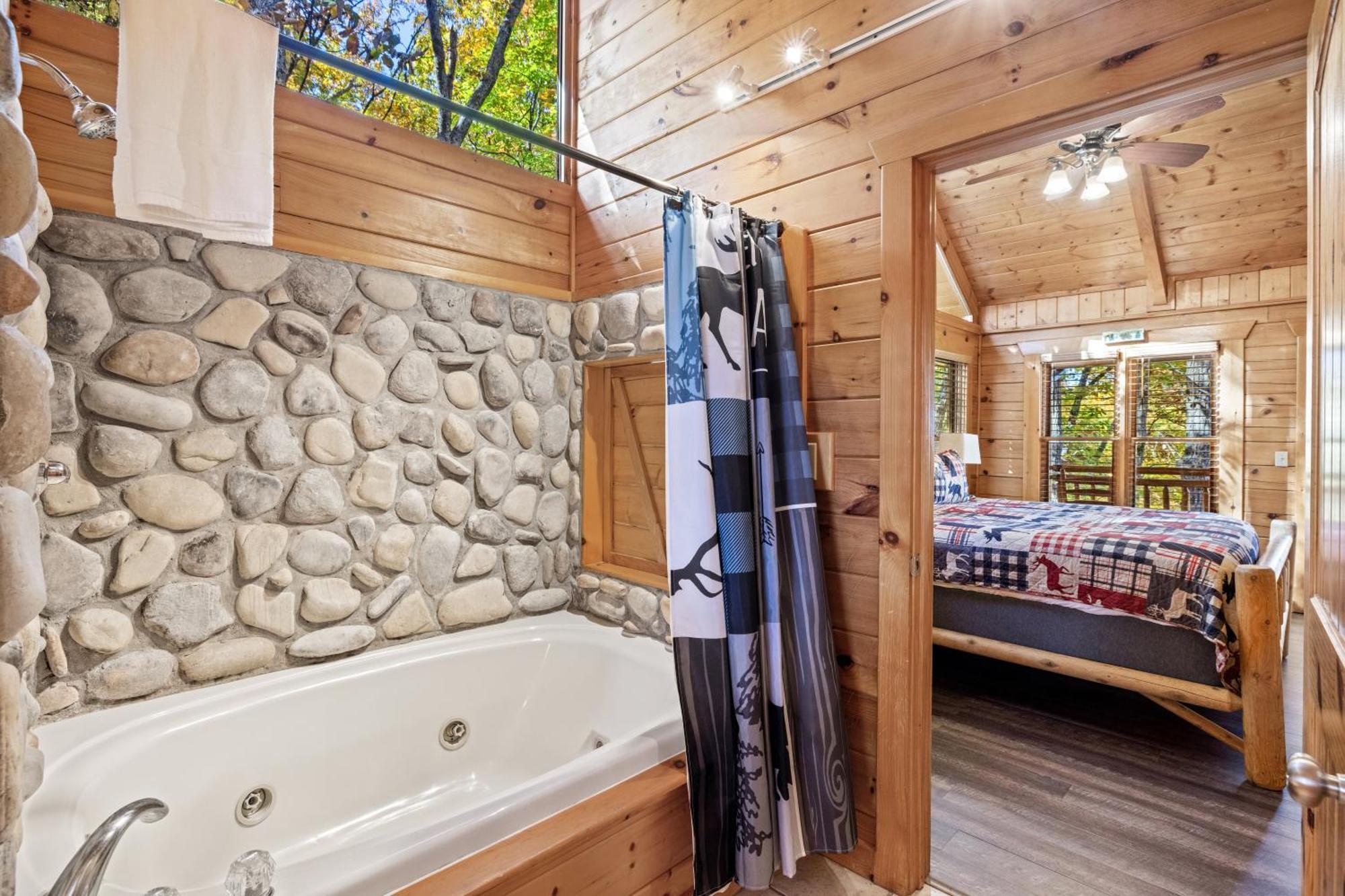 Moonlight Obsession A Dog Friendly 2 Bd 2 Bath Log Located 5 Miles From Downtown Holiday home *