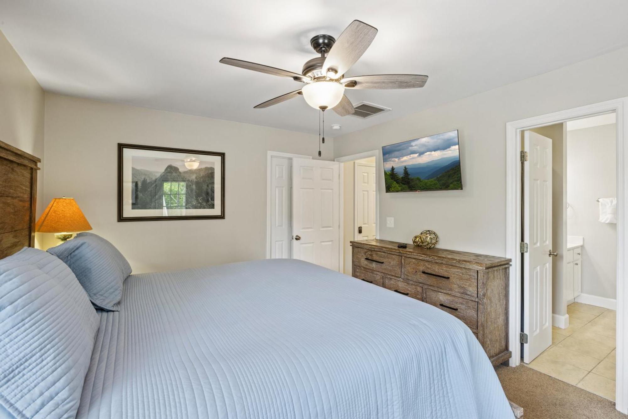 Downtown Dolly Is A 2 Bed 2bath Creekside Only A Half Mile From Downtown Holiday home *