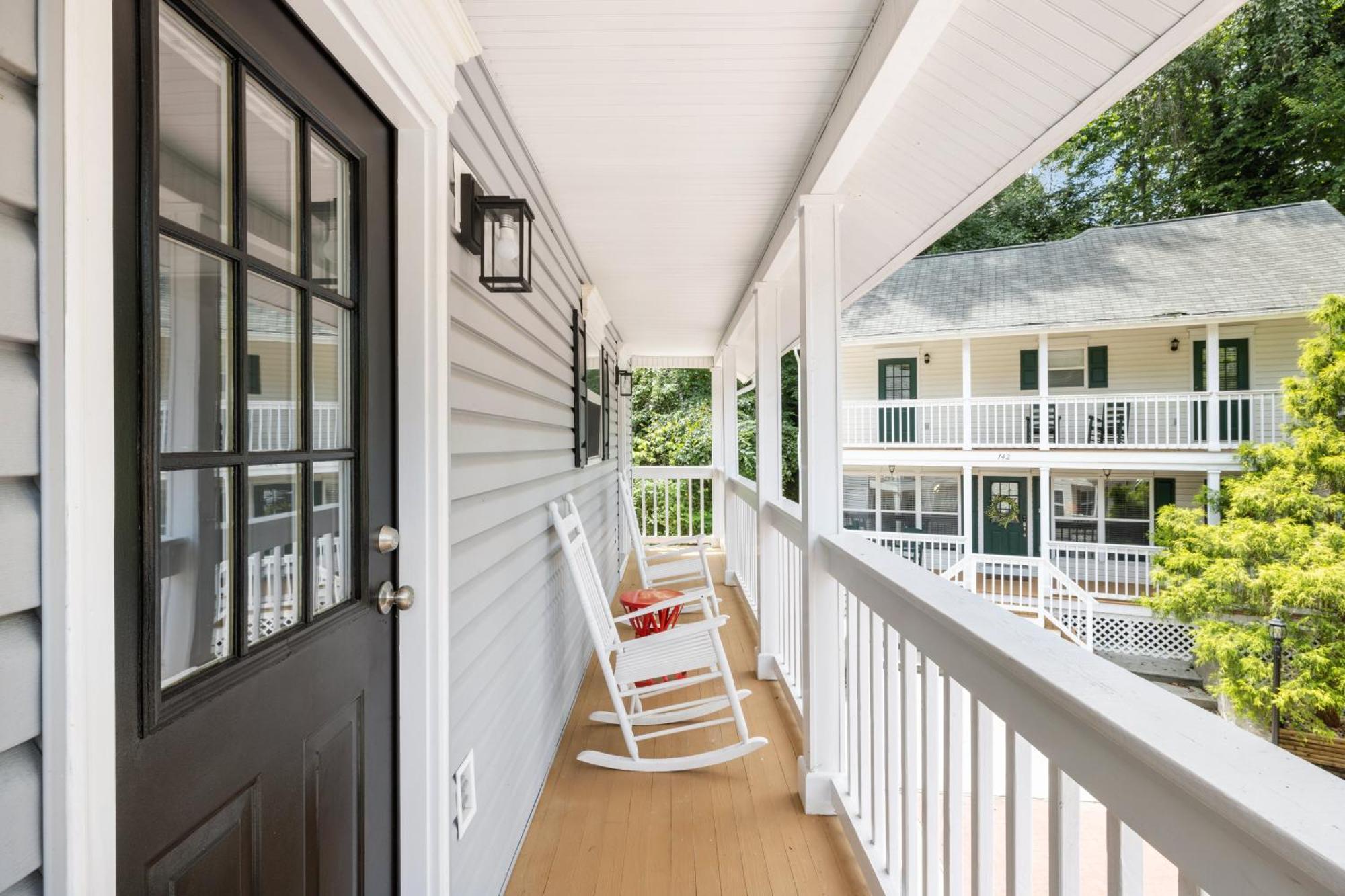 Downtown Dolly Is A 2 Bed 2bath Creekside Only A Half Mile From Downtown Holiday home
