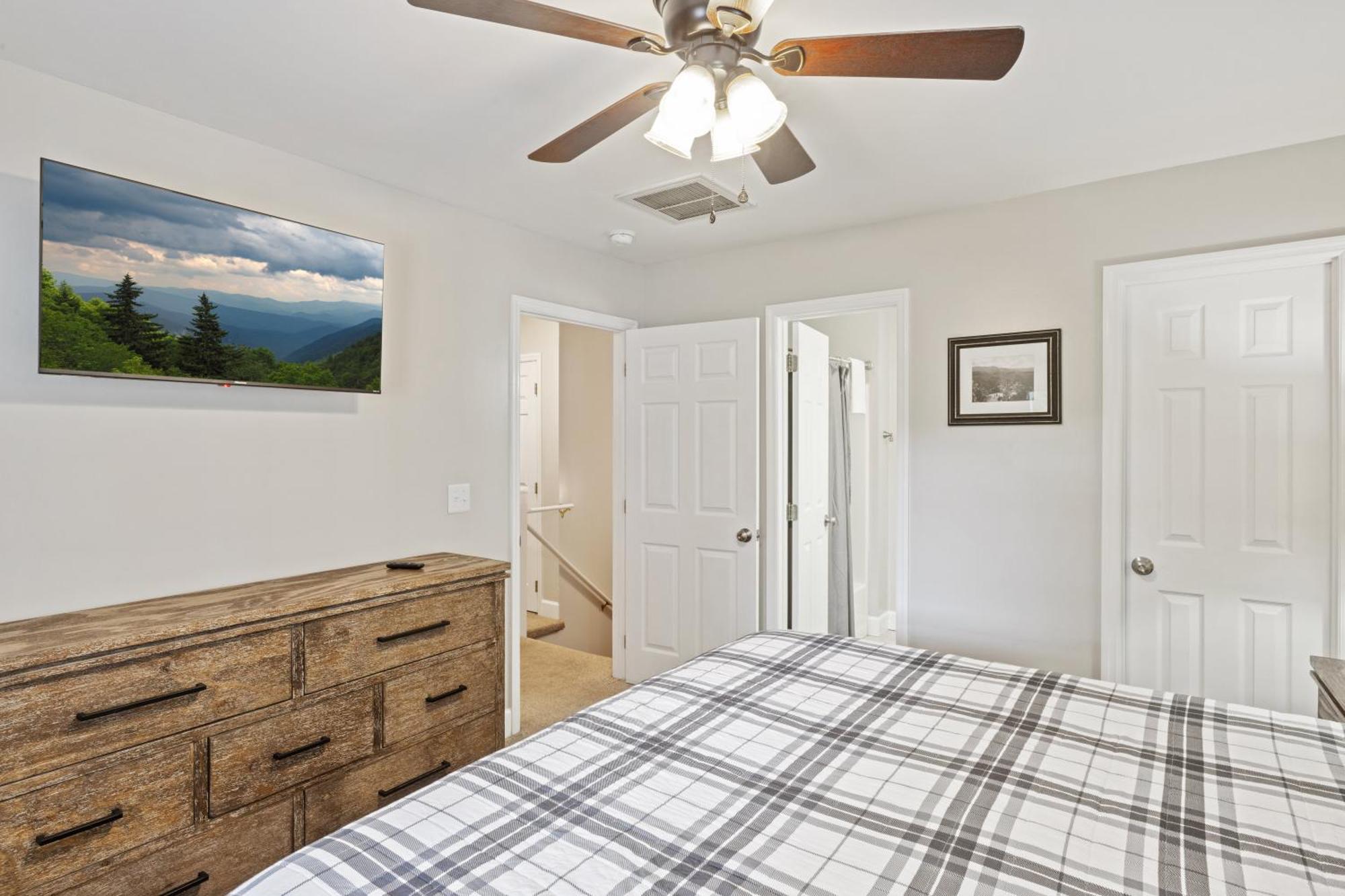 Downtown Dolly Is A 2 Bed 2bath Creekside Only A Half Mile From Downtown Holiday home *