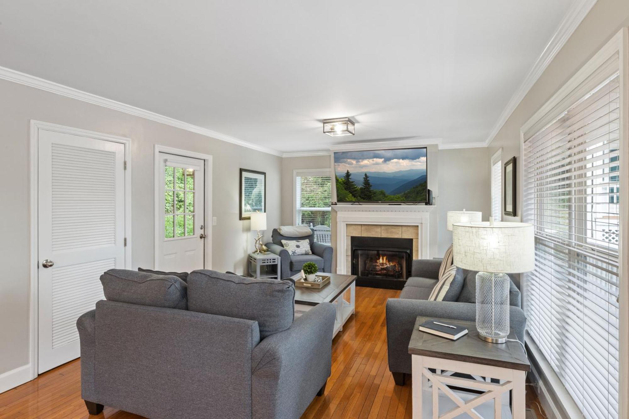 Downtown Dolly Is A 2 Bed 2bath Creekside Only A Half Mile From Downtown Holiday home *