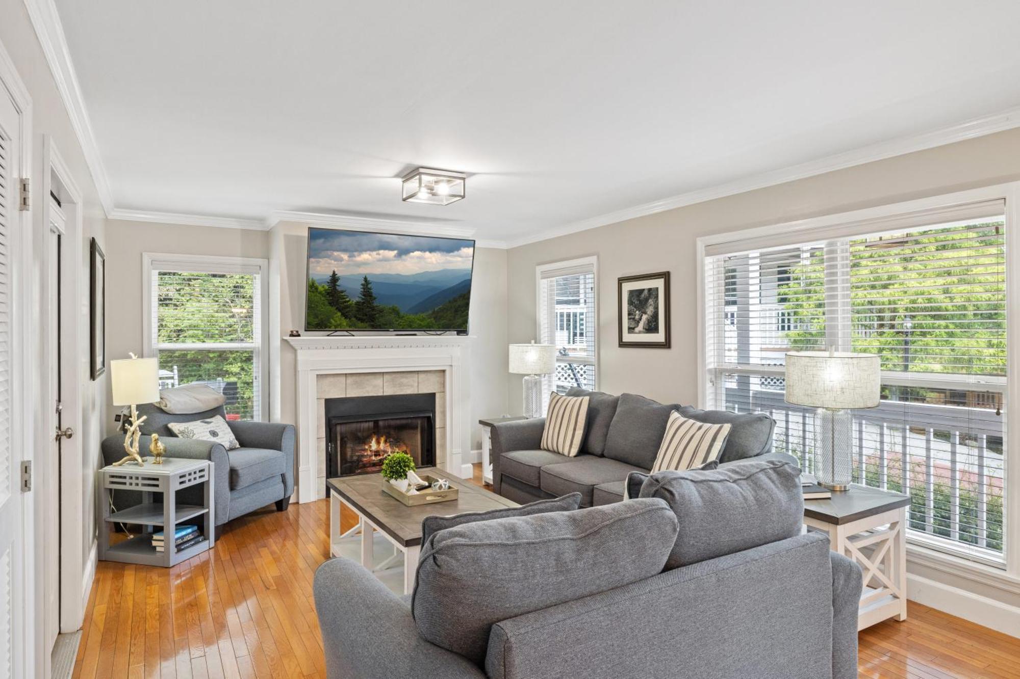 Downtown Dolly Is A 2 Bed 2bath Creekside Only A Half Mile From Downtown Holiday home Gatlinburg
