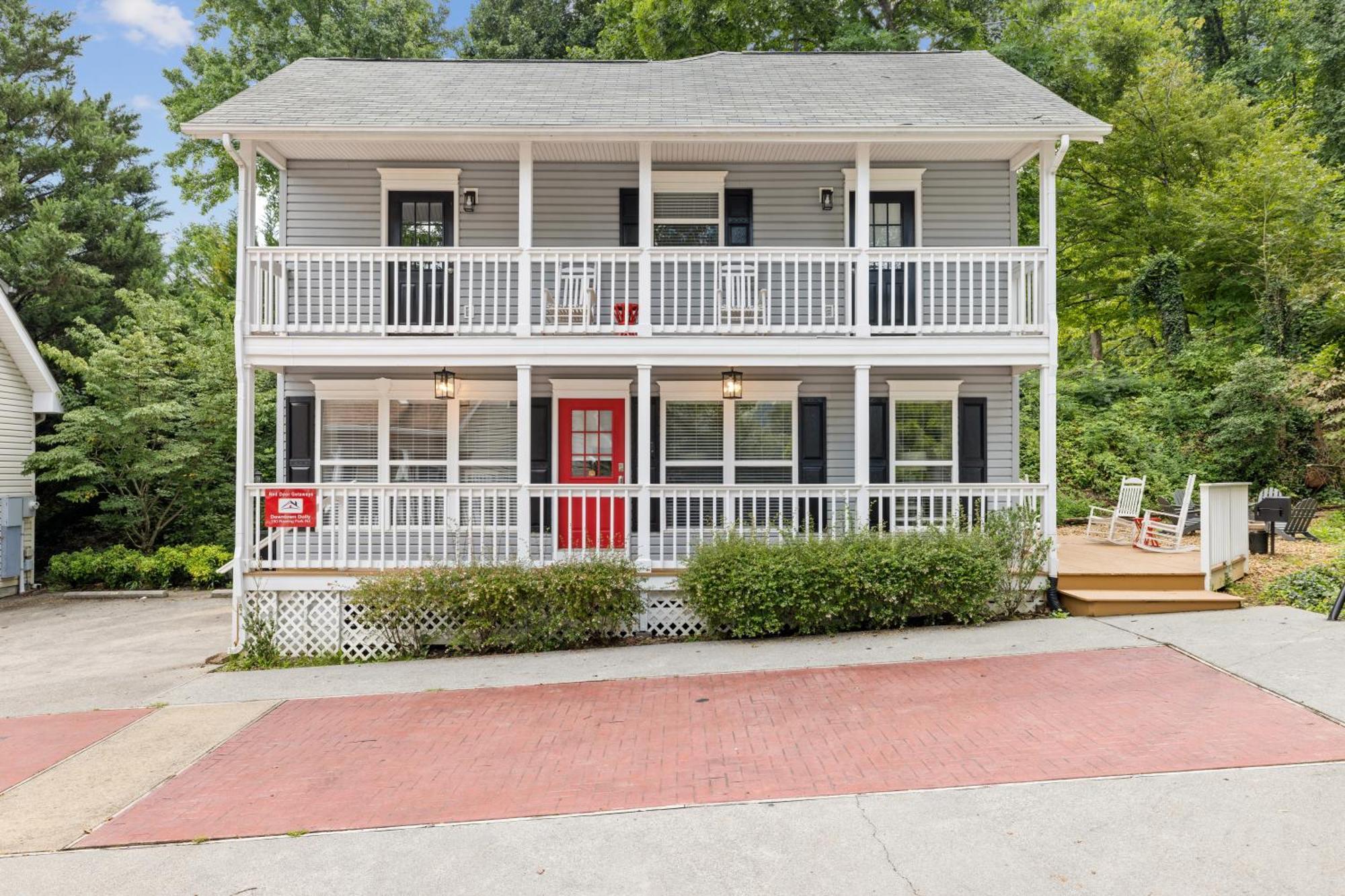 Holiday home Downtown Dolly Is A 2 Bed 2bath Creekside Only A Half Mile From Downtown