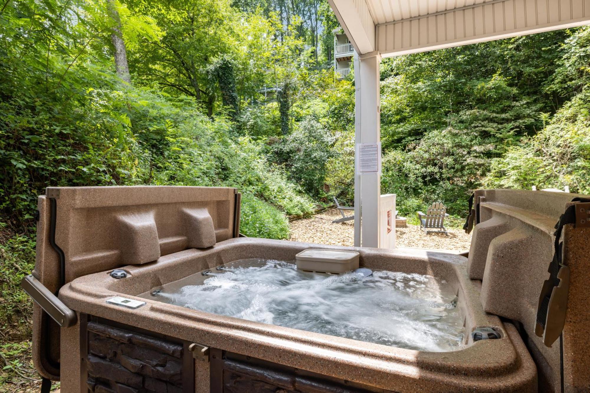 Downtown Dolly Is A 2 Bed 2bath Creekside Only A Half Mile From Downtown