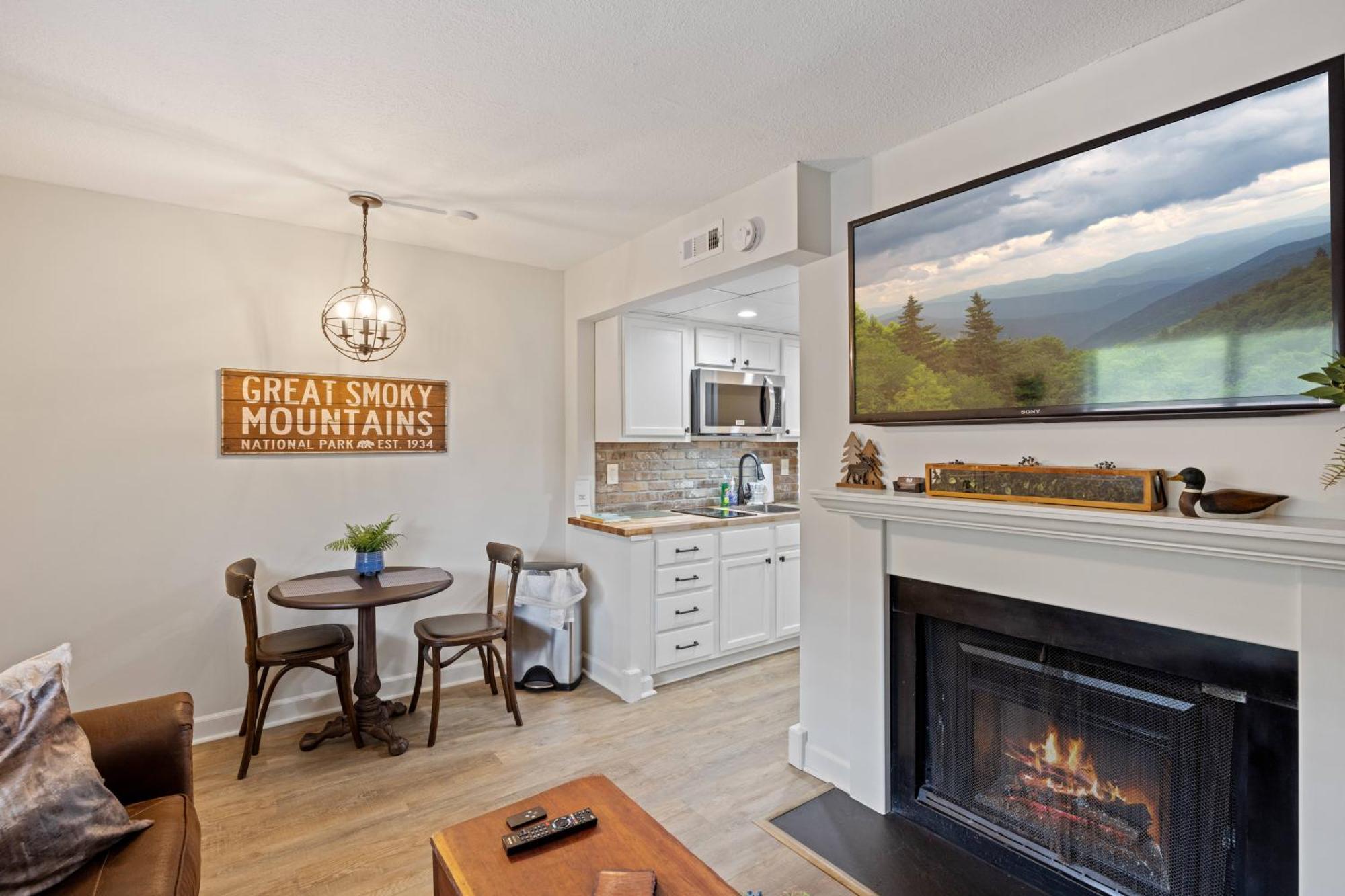 Holiday home Beary Convenient Is A Newly Renovated King In The Heart Of With Pools *