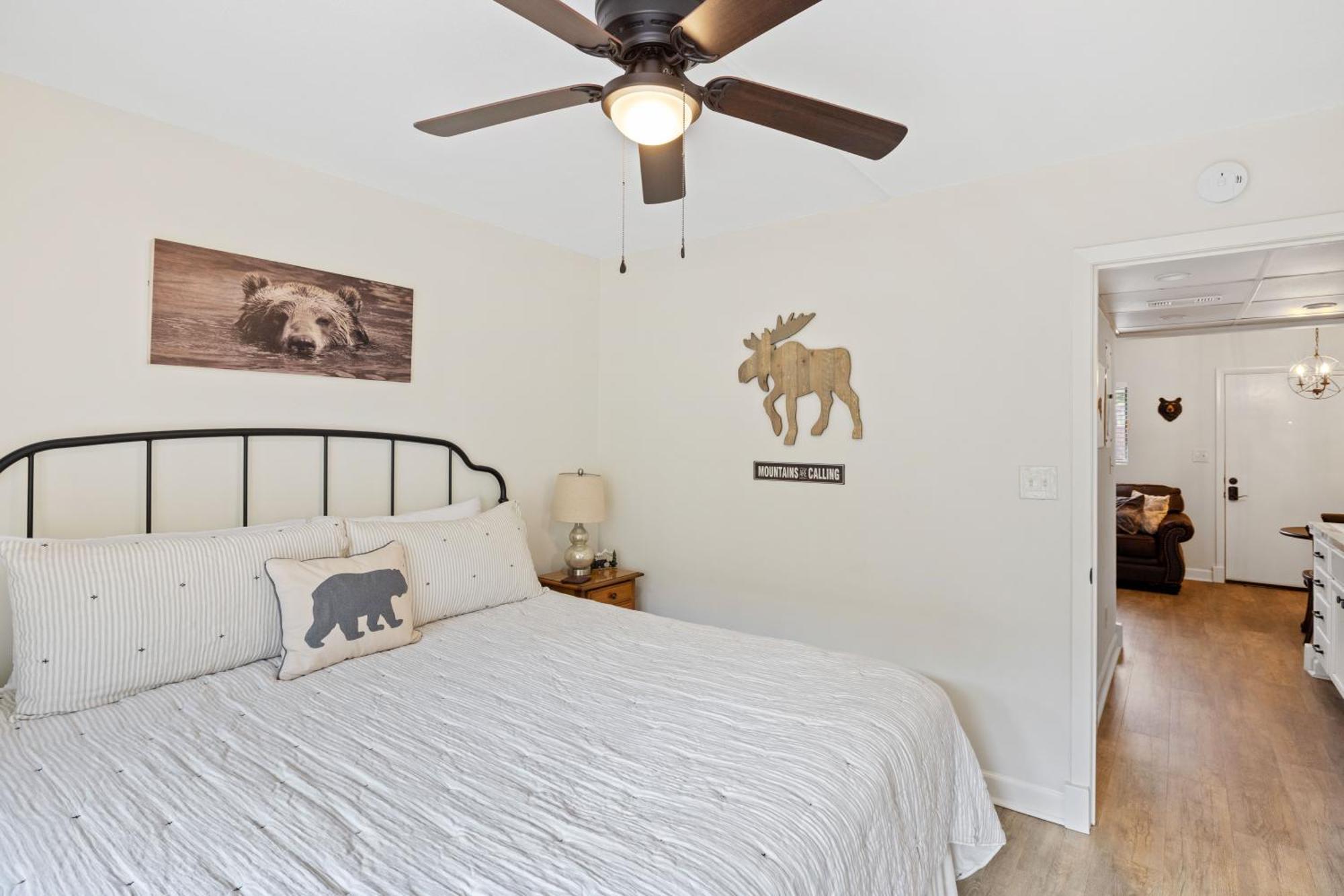 Beary Convenient Is A Newly Renovated King In The Heart Of With Pools * Gatlinburg