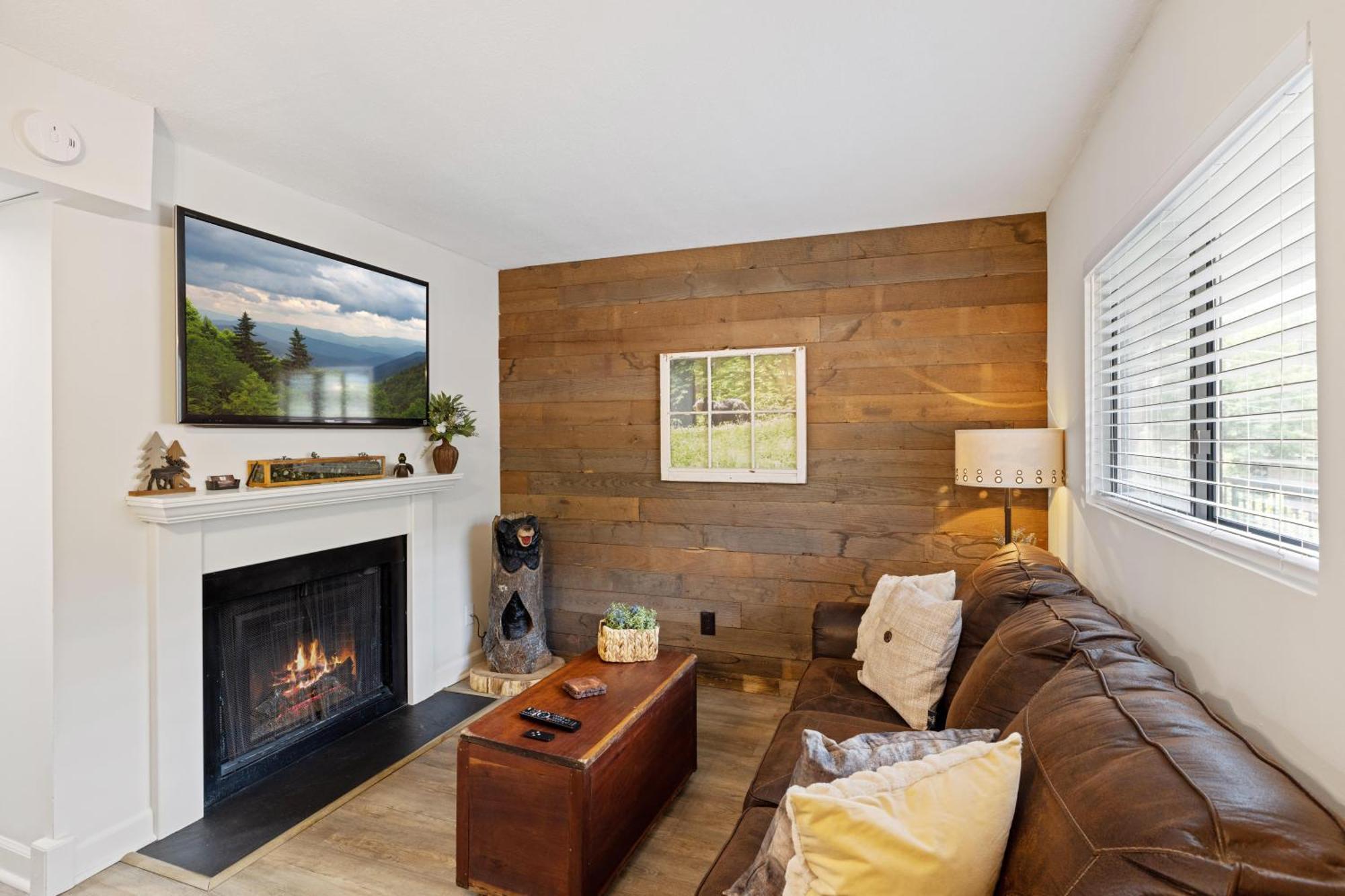 Beary Convenient Is A Newly Renovated King In The Heart Of With Pools Holiday home Gatlinburg