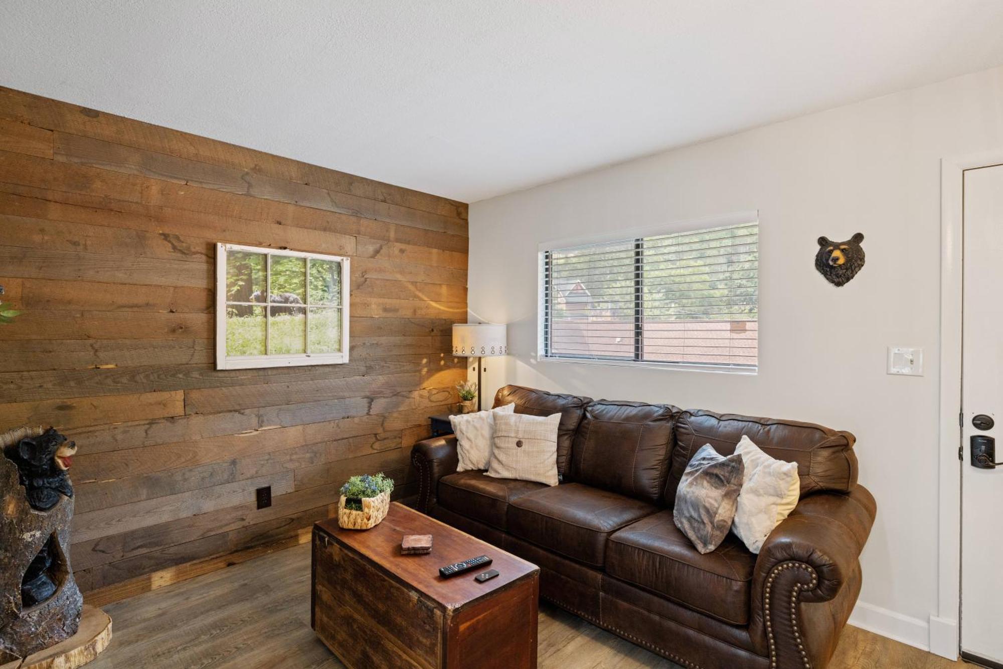 Beary Convenient Is A Newly Renovated King In The Heart Of With Pools Holiday home Gatlinburg