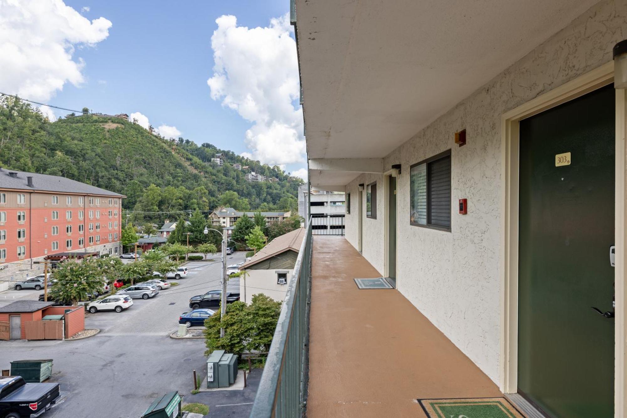 Beary Convenient Is A Newly Renovated King In The Heart Of With Pools * Gatlinburg