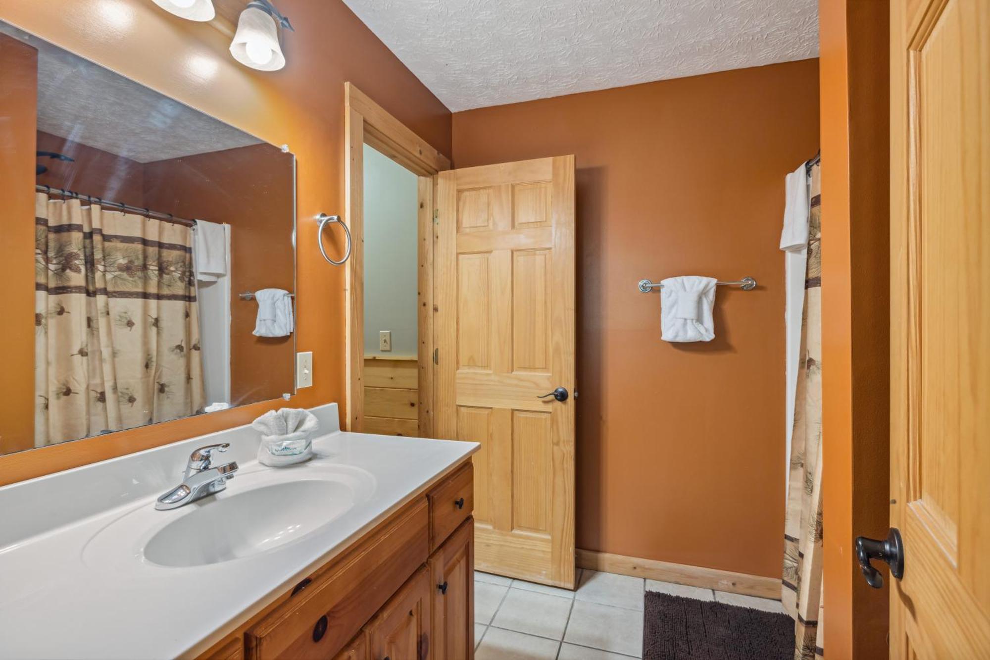 The Adventure Located In Black Bear Falls With 3 King Suites! Holiday home