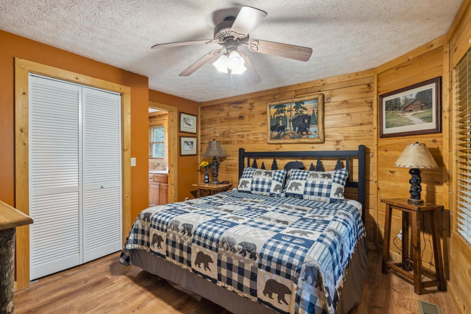 Holiday home The Adventure Located In Black Bear Falls With 3 King Suites!