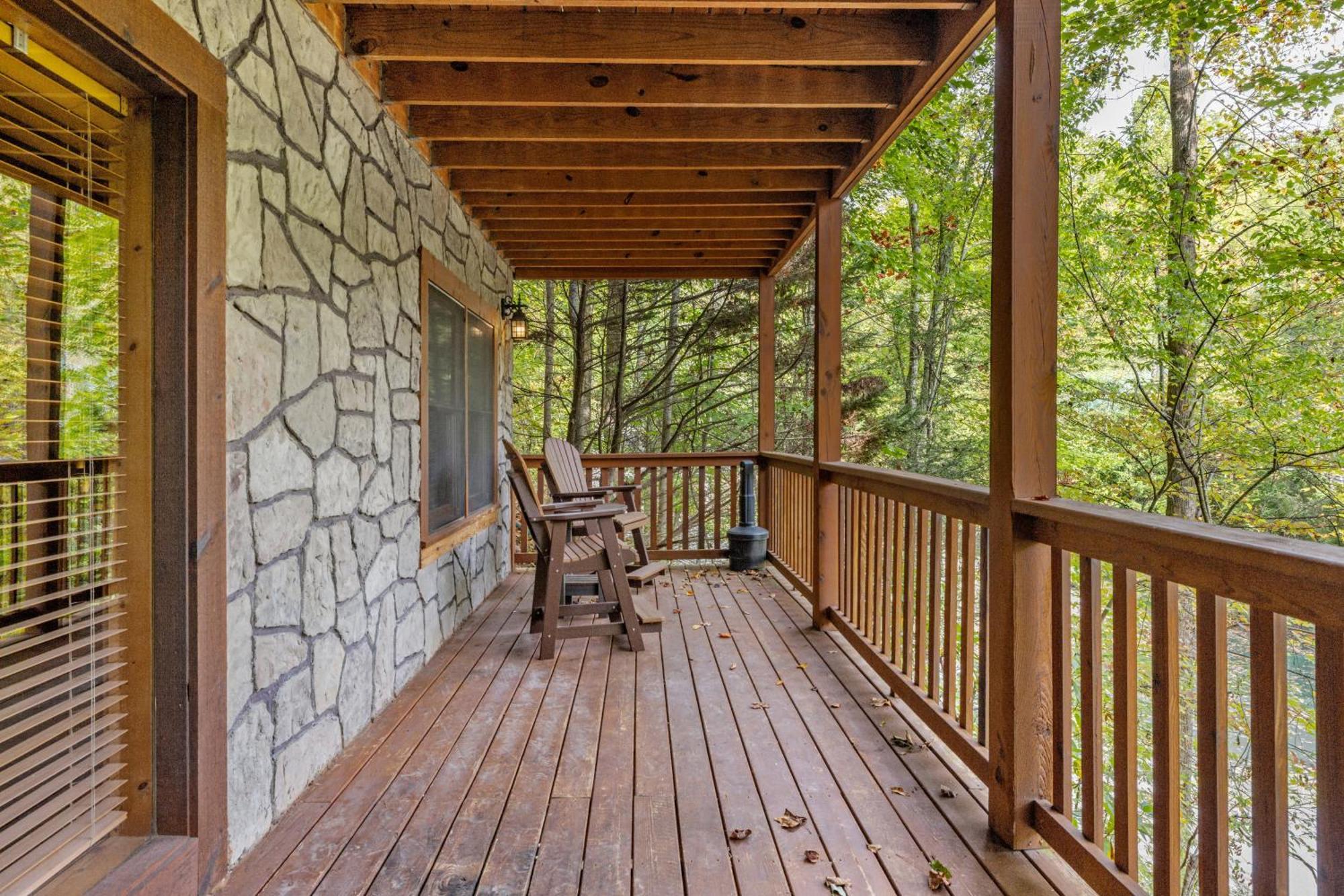 The Adventure Located In Black Bear Falls With 3 King Suites! Gatlinburg