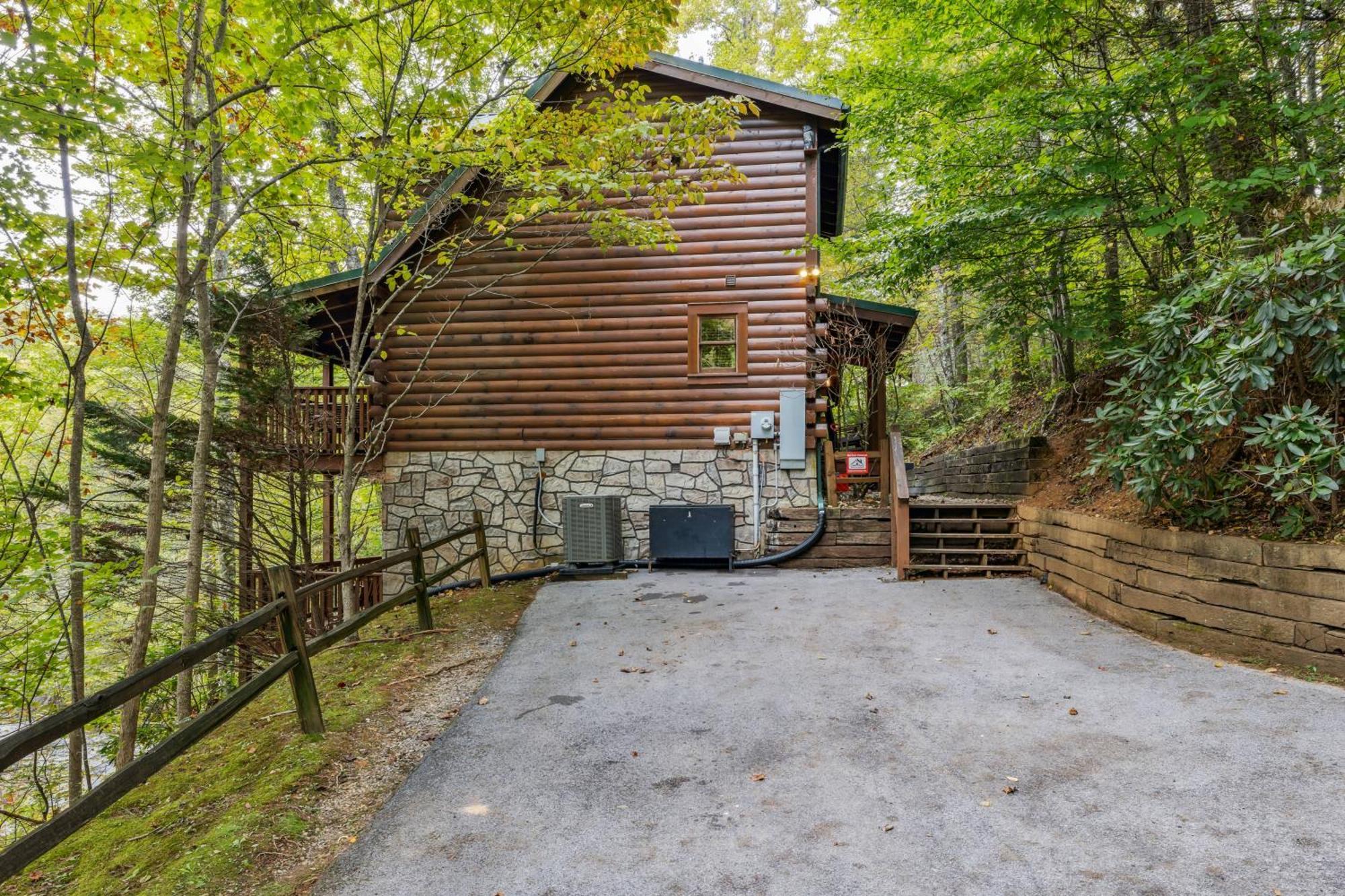 Holiday home The Adventure Located In Black Bear Falls With 3 King Suites! *