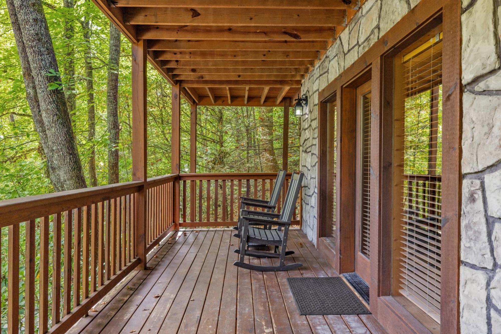 The Adventure Located In Black Bear Falls With 3 King Suites! * Gatlinburg