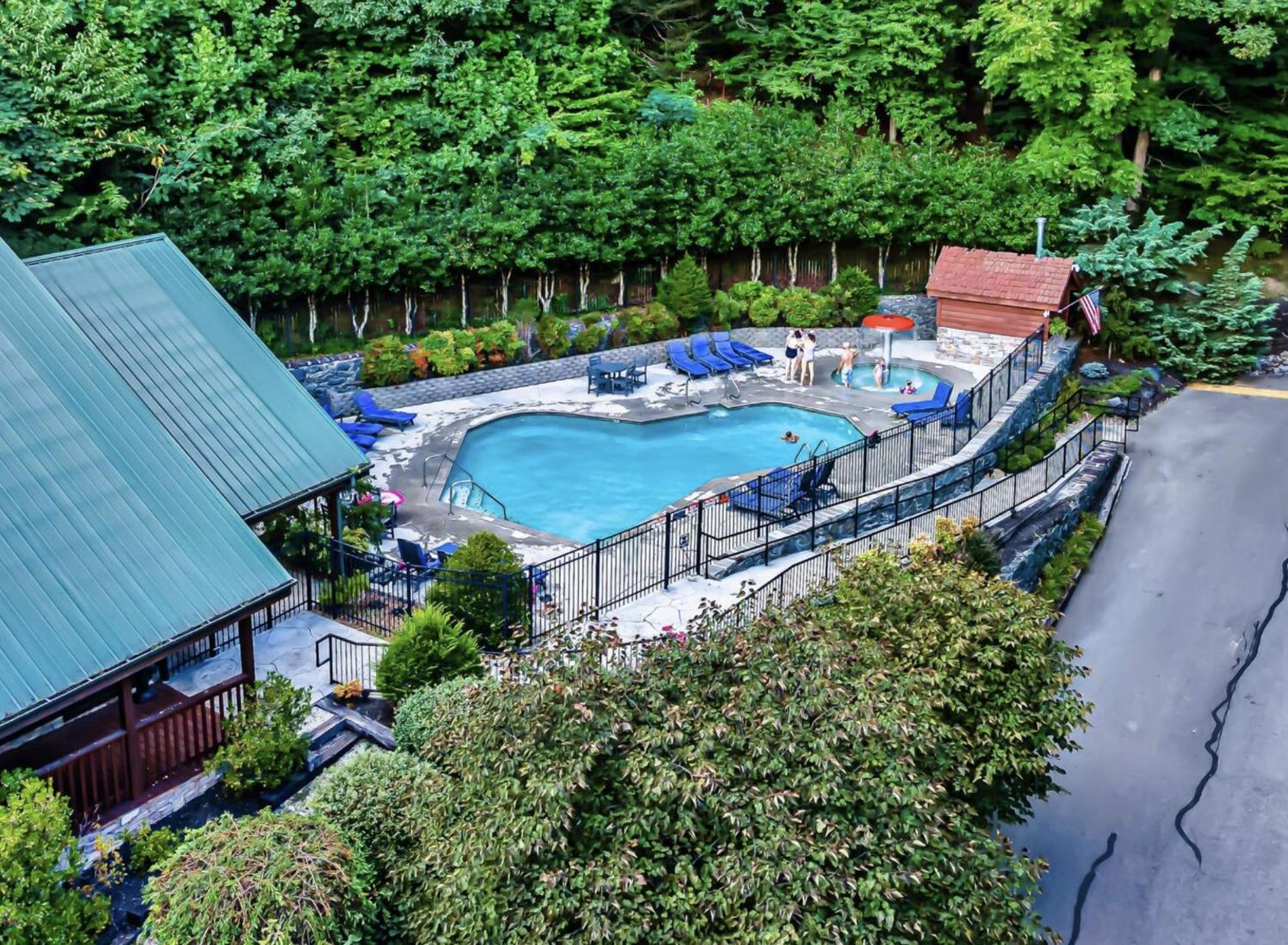 The Adventure Located In Black Bear Falls With 3 King Suites! Holiday home