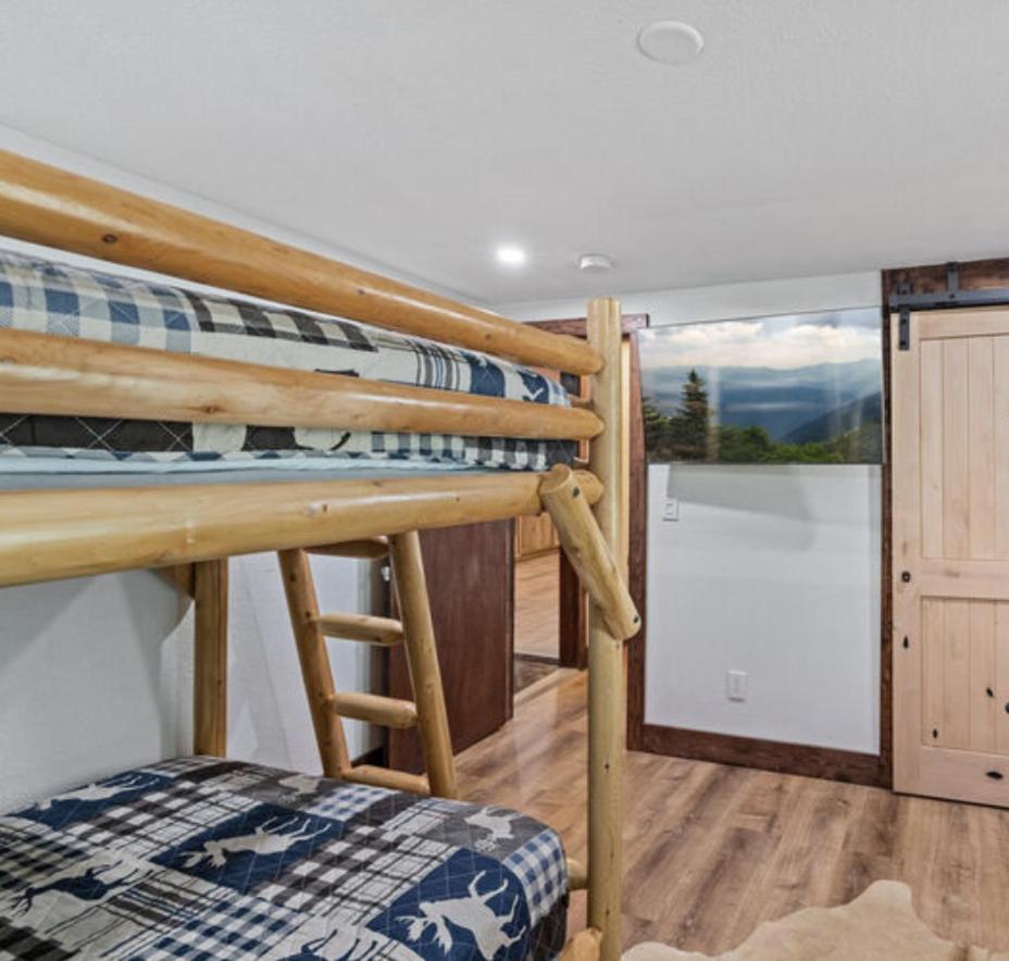 Holiday home Lazy Bear Valley Is A Rustic Retreat Just Minutes From Gatlinburg! Gatlinburg