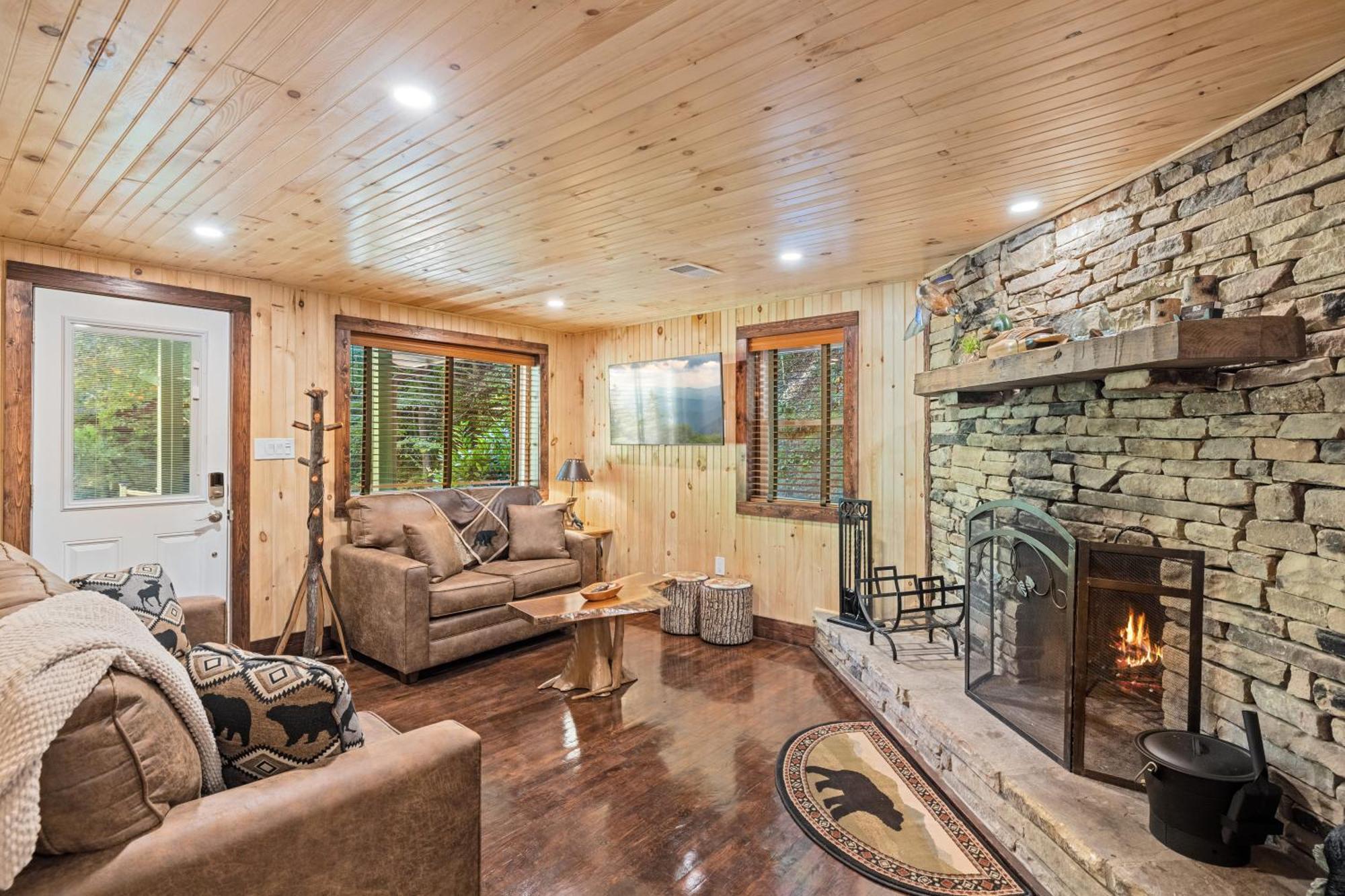 Lazy Bear Valley Is A Rustic Retreat Just Minutes From Gatlinburg! Holiday home Gatlinburg