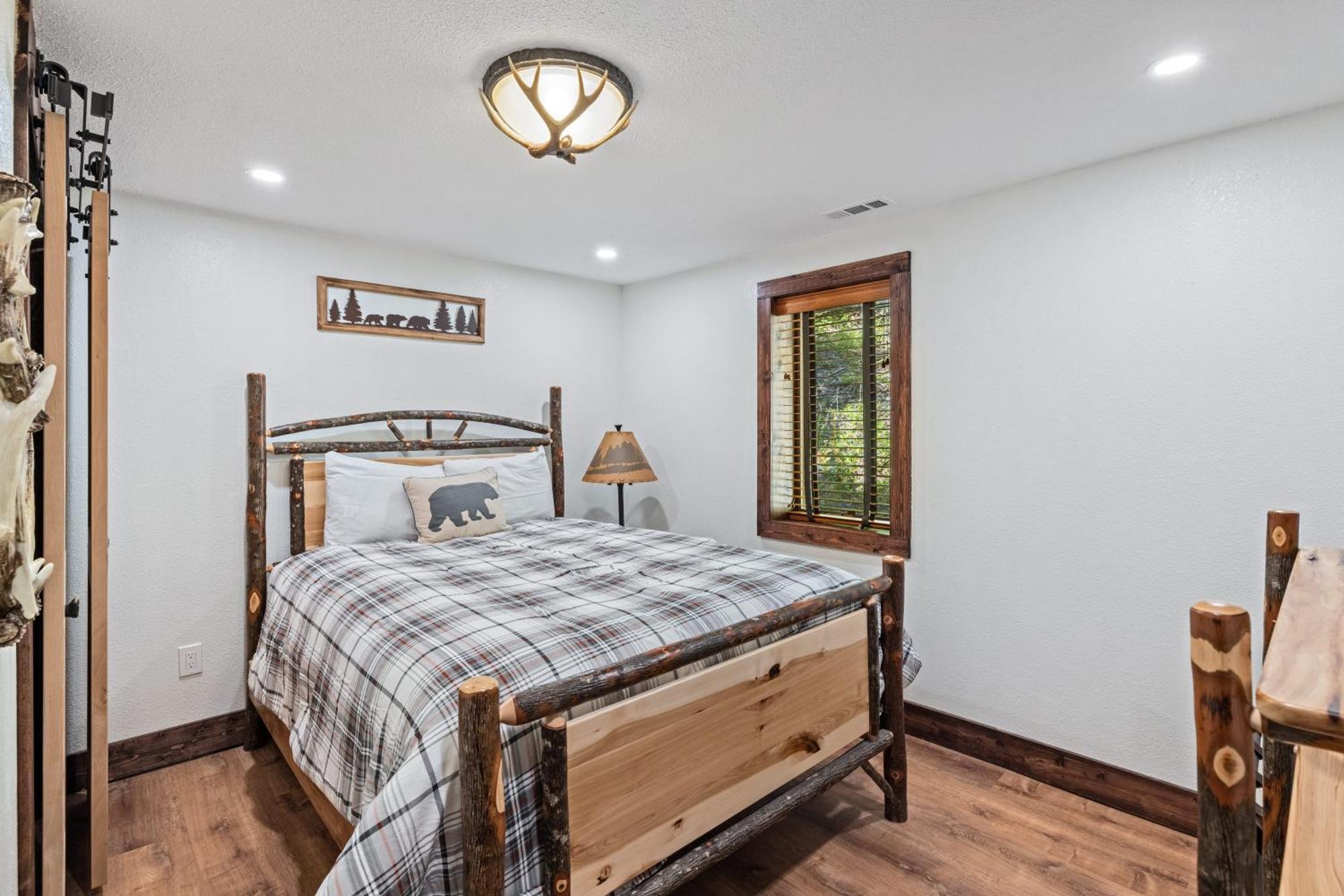 Holiday home Lazy Bear Valley Is A Rustic Retreat Just Minutes From Gatlinburg! Gatlinburg