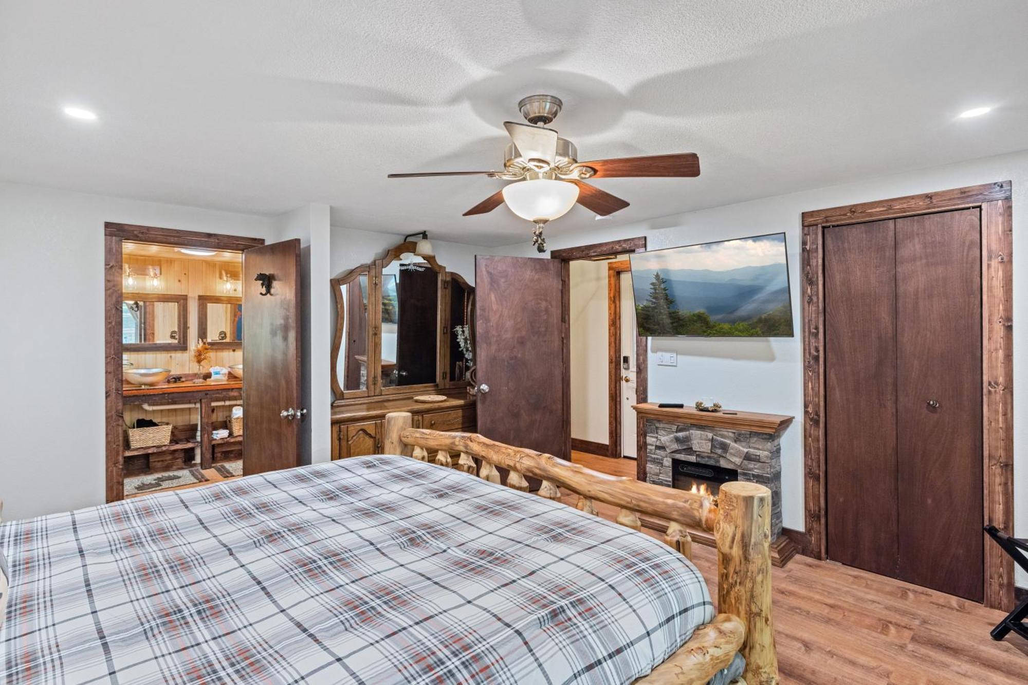 Lazy Bear Valley Is A Rustic Retreat Just Minutes From Gatlinburg! Holiday home