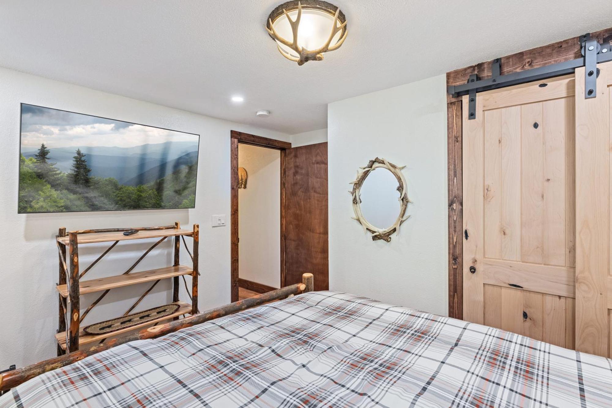 Lazy Bear Valley Is A Rustic Retreat Just Minutes From Gatlinburg! Holiday home