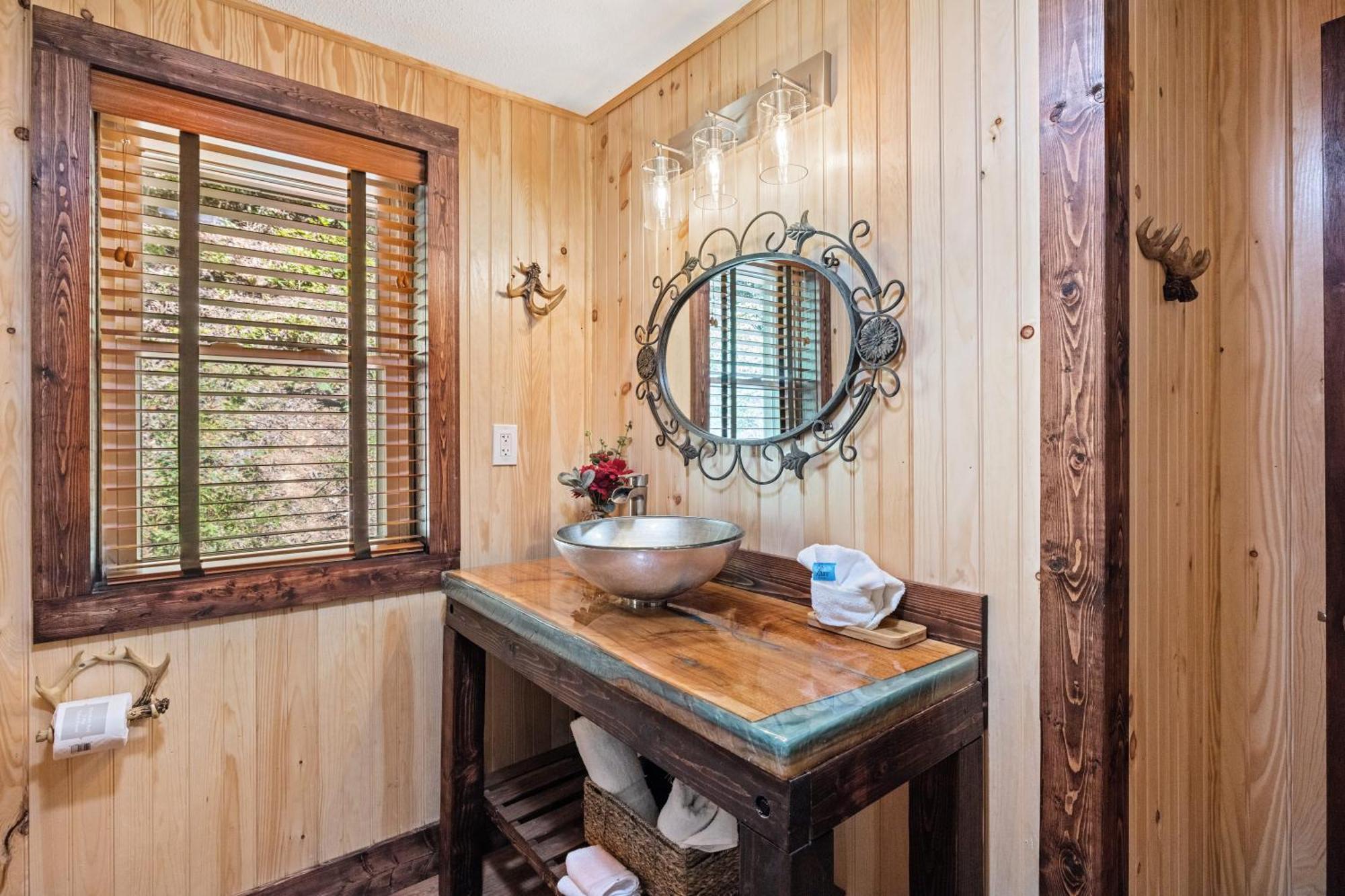 Holiday home Lazy Bear Valley Is A Rustic Retreat Just Minutes From Gatlinburg!