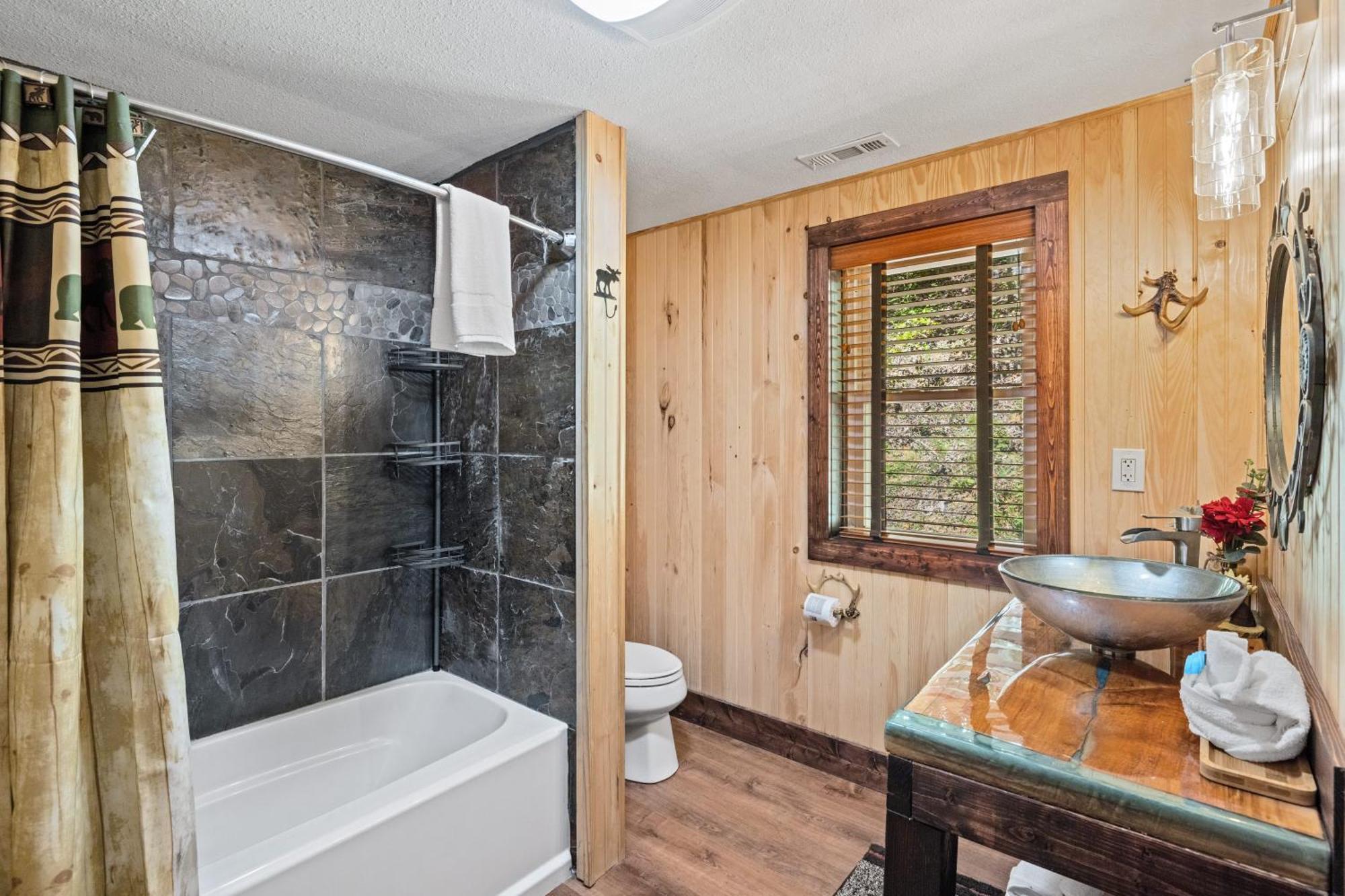 Holiday home Lazy Bear Valley Is A Rustic Retreat Just Minutes From Gatlinburg! Gatlinburg