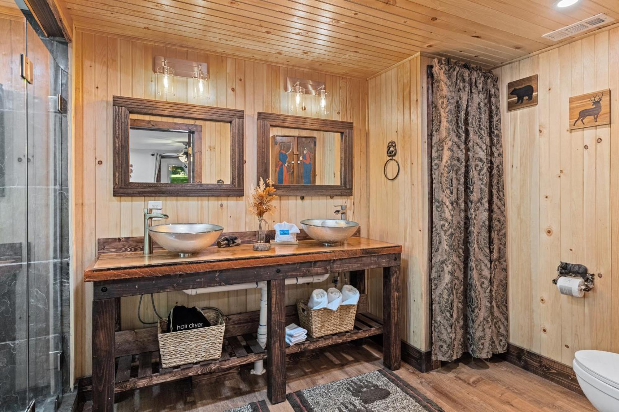 Holiday home Lazy Bear Valley Is A Rustic Retreat Just Minutes From Gatlinburg! *