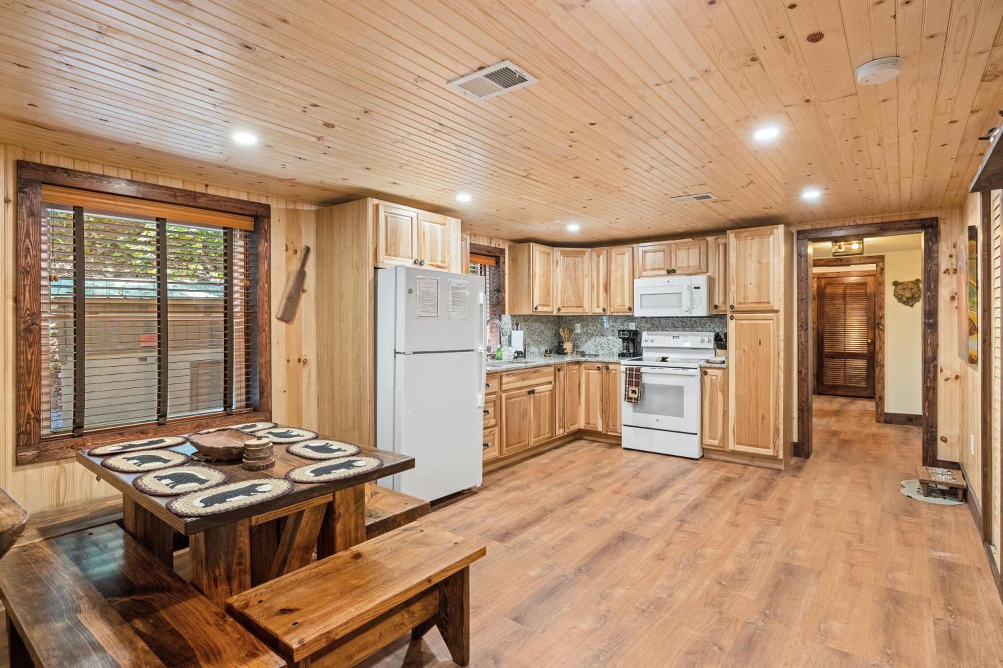 Holiday home Lazy Bear Valley Is A Rustic Retreat Just Minutes From Gatlinburg!
