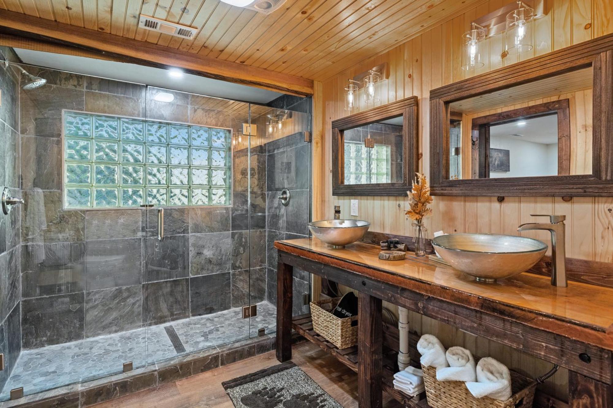 Lazy Bear Valley Is A Rustic Retreat Just Minutes From Gatlinburg! * Gatlinburg