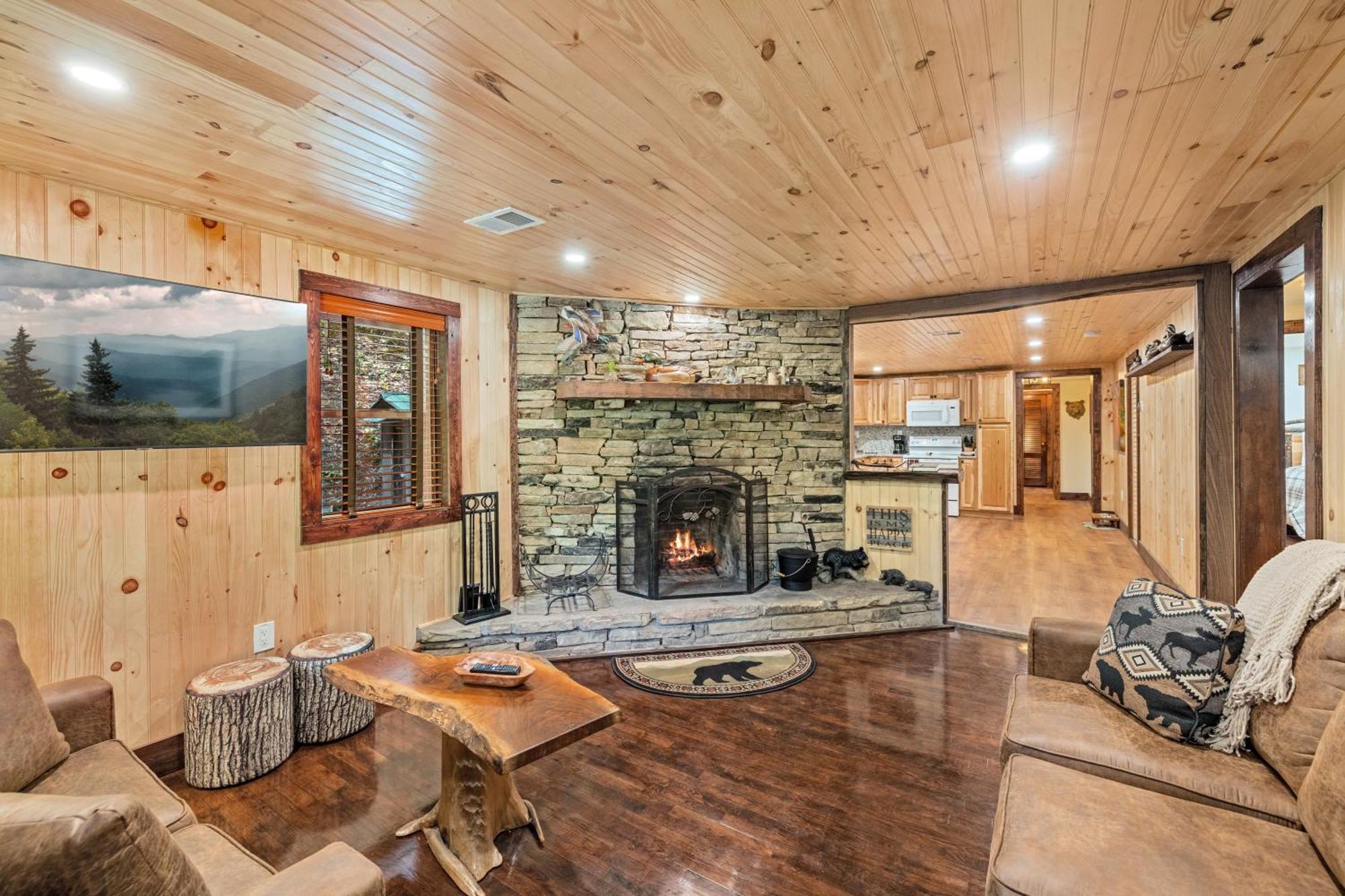 Lazy Bear Valley Is A Rustic Retreat Just Minutes From Gatlinburg! Holiday home