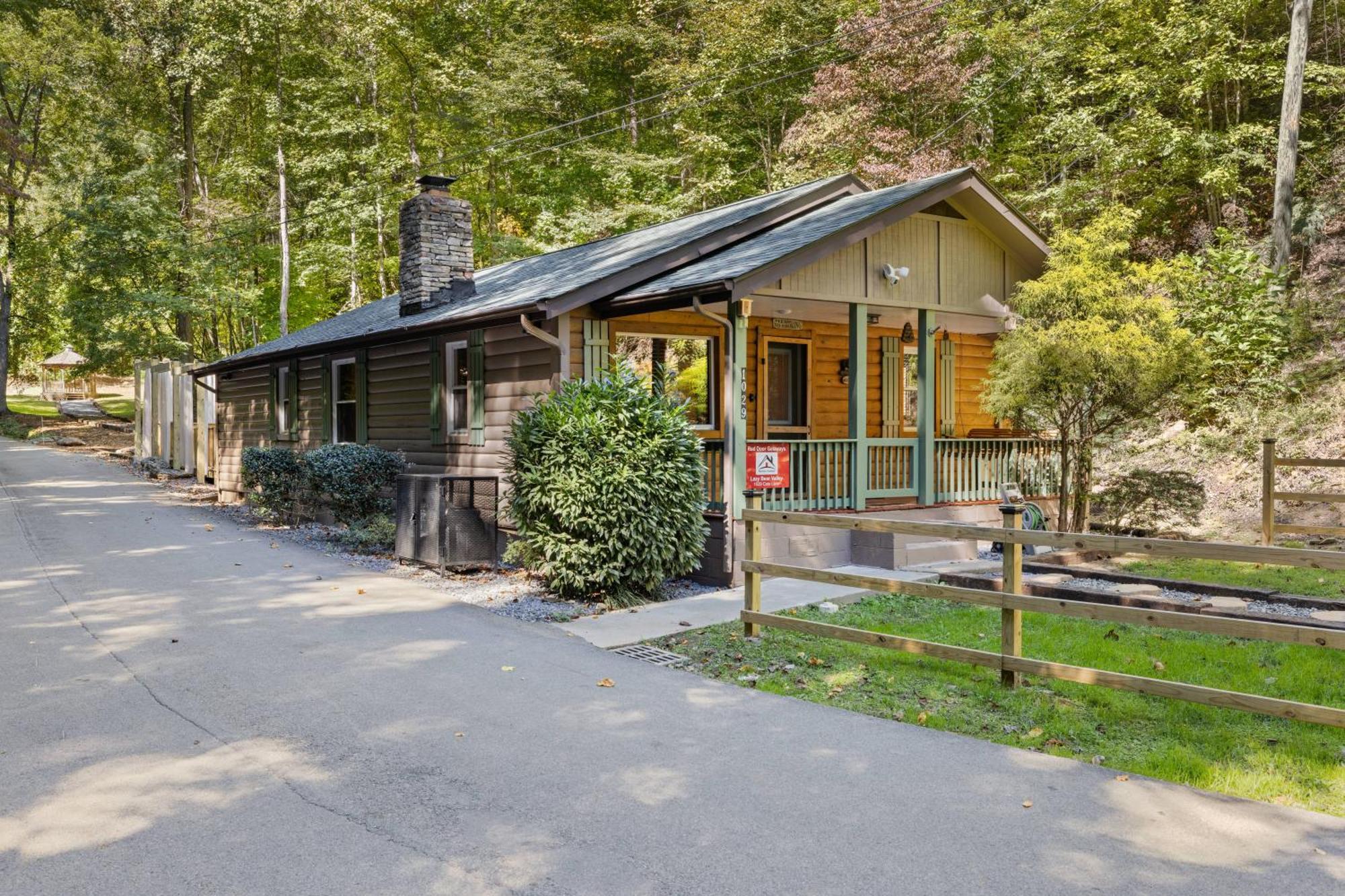 Lazy Bear Valley Is A Rustic Retreat Just Minutes From Gatlinburg! Holiday home *