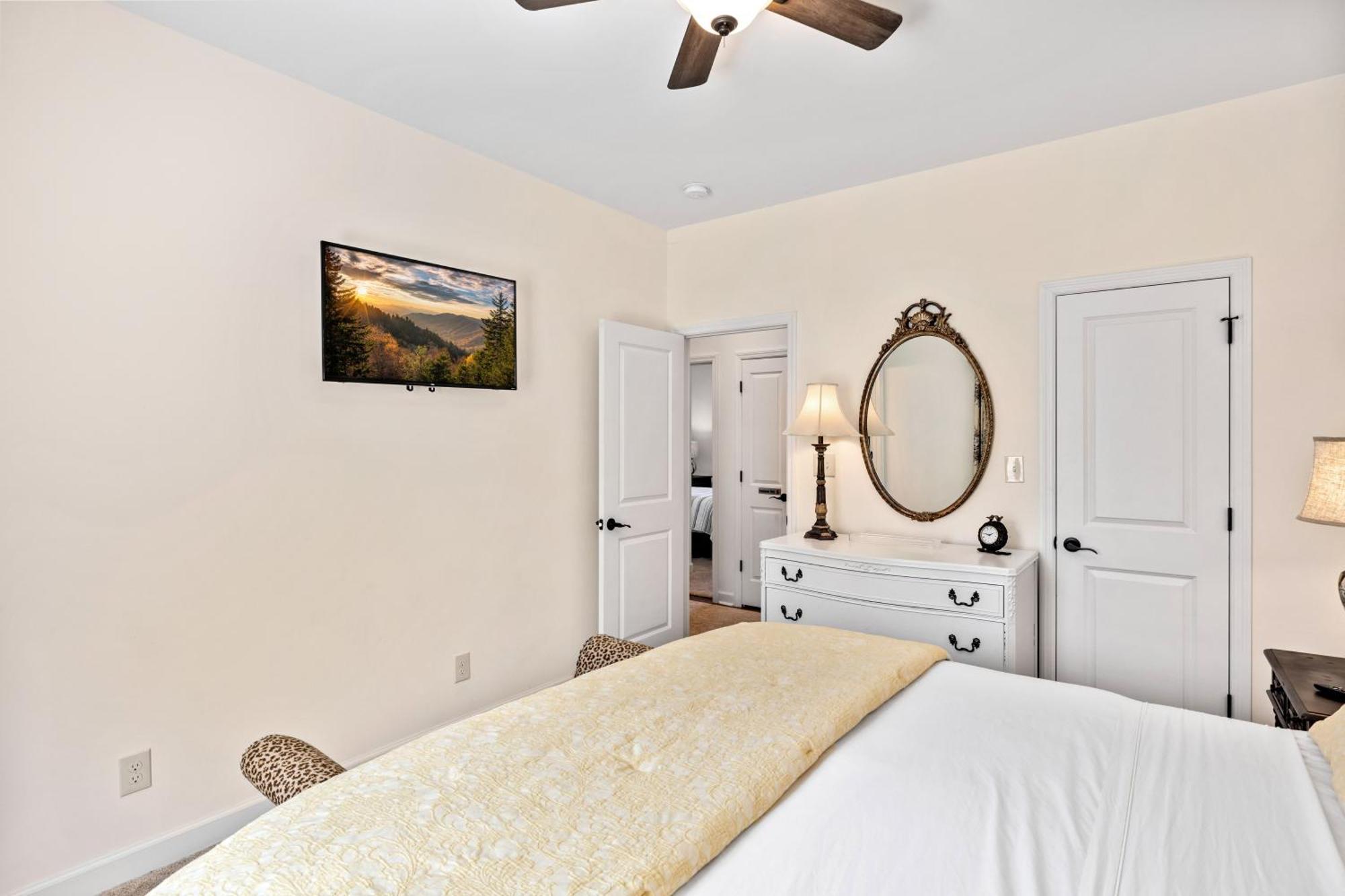 Bear Pass Is A 3 Bed 2 Bath Craftsman Style Located Within Walking Distance To Dt Gatlinburg