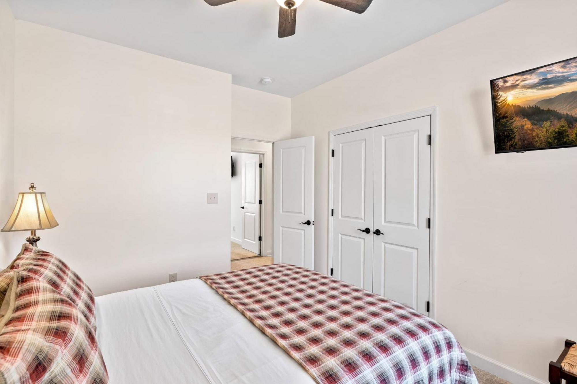 Bear Pass Is A 3 Bed 2 Bath Craftsman Style Located Within Walking Distance To Dt Gatlinburg