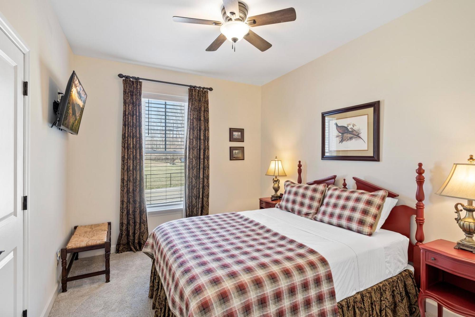 Bear Pass Is A 3 Bed 2 Bath Craftsman Style Located Within Walking Distance To Dt Gatlinburg