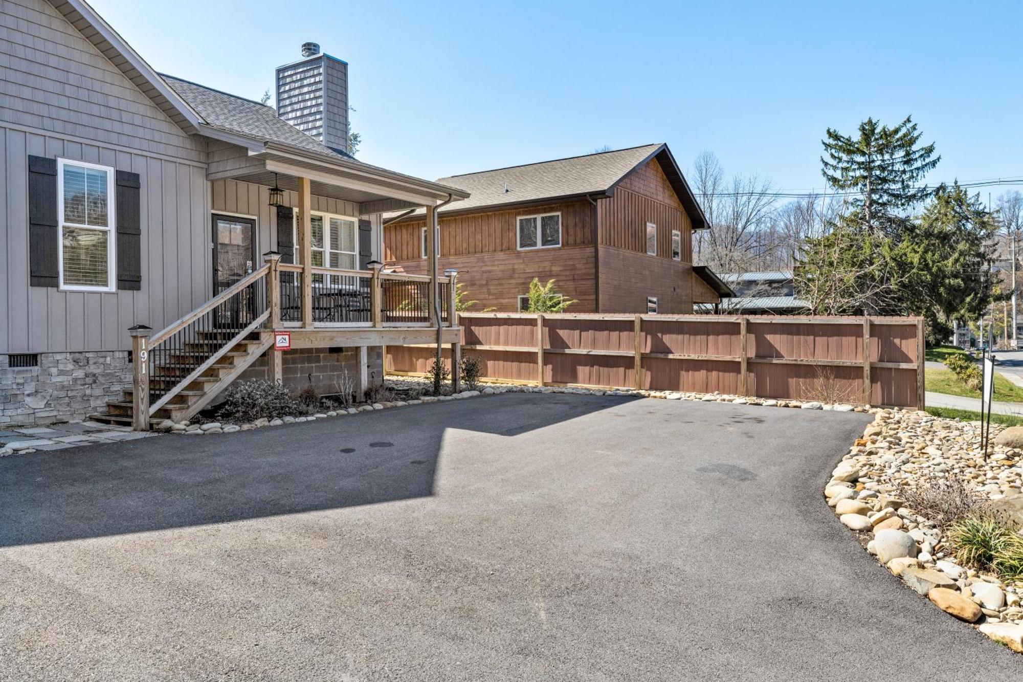 Bear Pass Is A 3 Bed 2 Bath Craftsman Style Located Within Walking Distance To Dt Gatlinburg