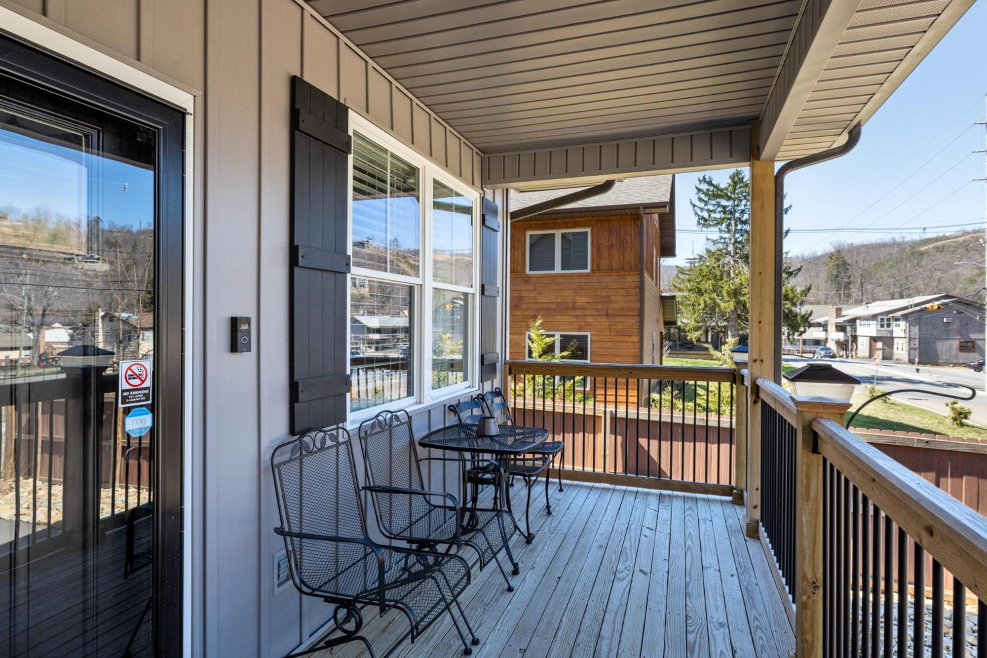 Bear Pass Is A 3 Bed 2 Bath Craftsman Style Located Within Walking Distance To Dt * Gatlinburg