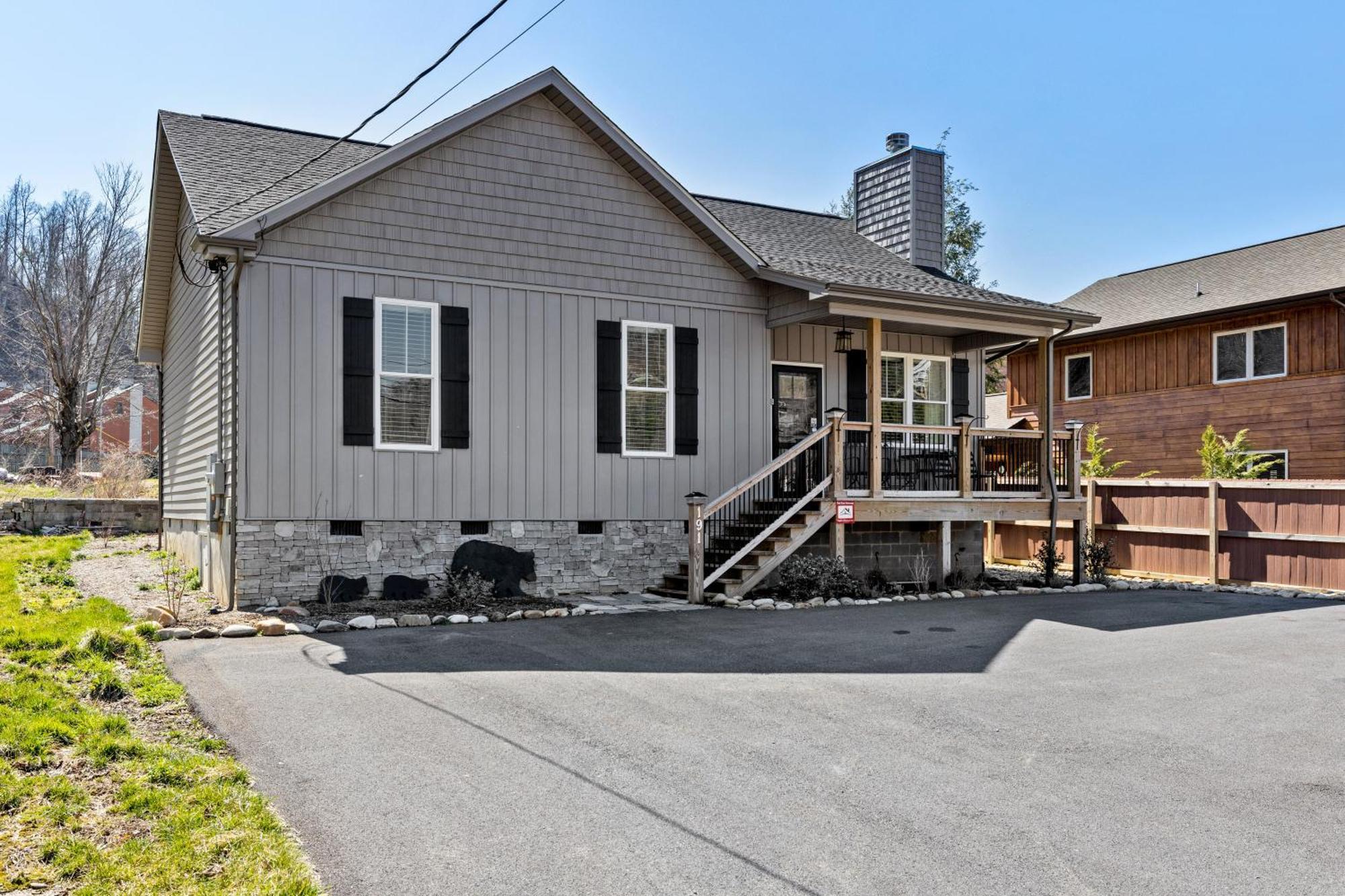 Bear Pass Is A 3 Bed 2 Bath Craftsman Style Located Within Walking Distance To Dt * Gatlinburg
