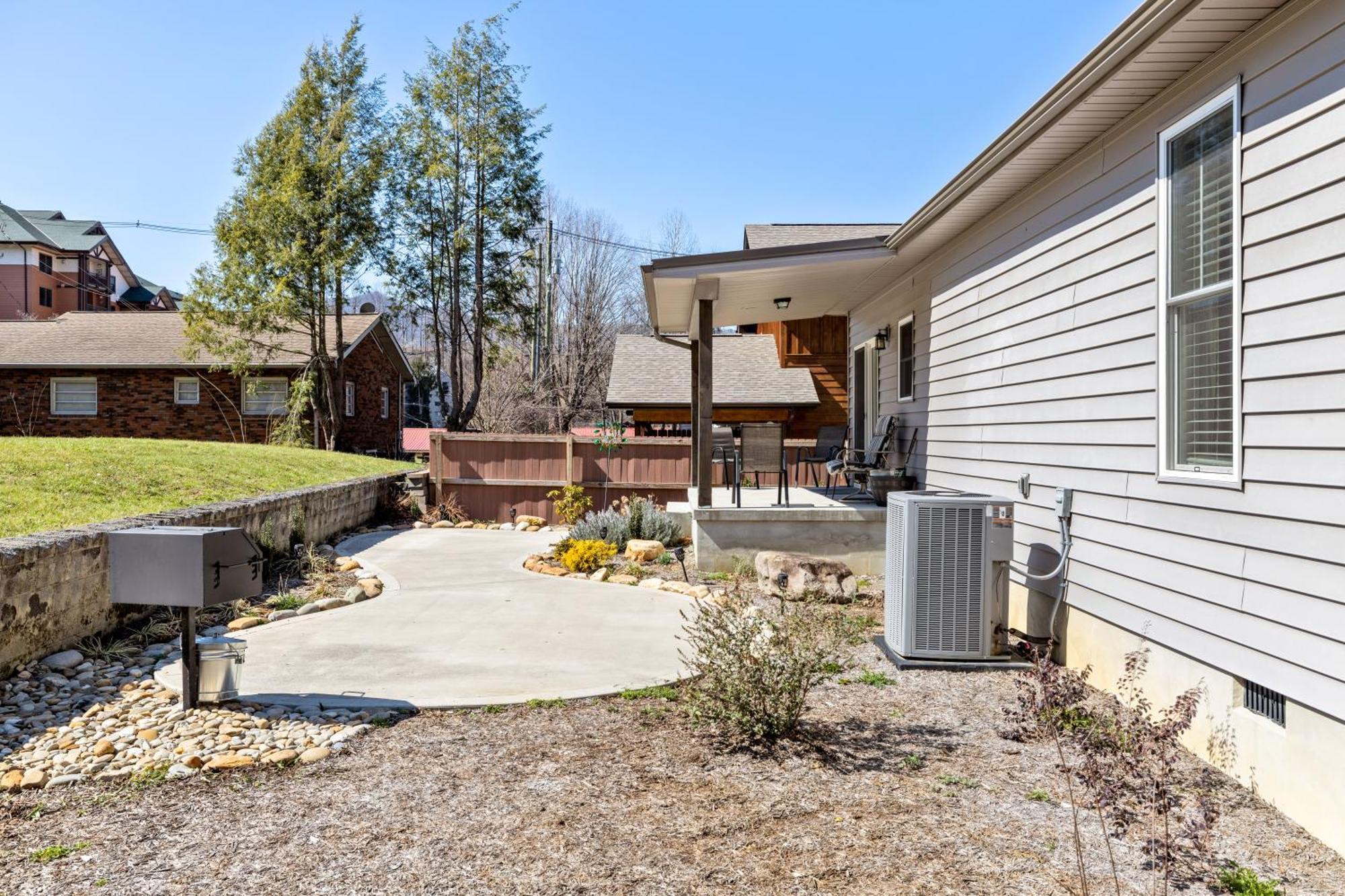 Bear Pass Is A 3 Bed 2 Bath Craftsman Style Located Within Walking Distance To Dt Holiday home