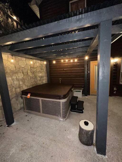 Cabin, Hot Tub, Arcade Games! Sleeps 8! Holiday home Gatlinburg