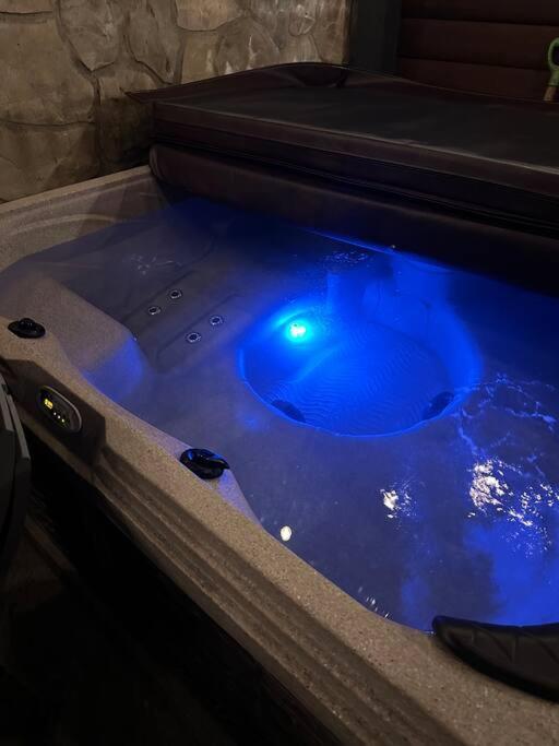 Cabin, Hot Tub, Arcade Games! Sleeps 8! Holiday home *