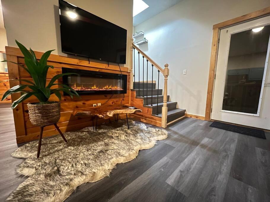 Holiday home Cabin, Hot Tub, Arcade Games! Sleeps 8!