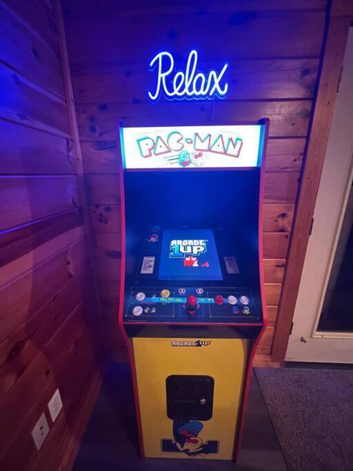 Cabin, Hot Tub, Arcade Games! Sleeps 8! Holiday home *